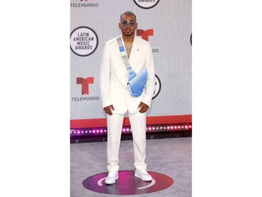 Ozuna<br/> Fusionó la sobriedad de un traje blanco con un estilo urbano en sus accesorios. <br/>
