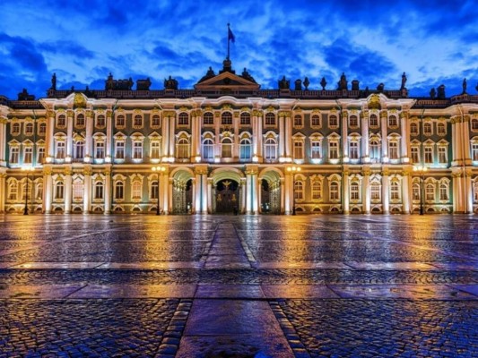 Hermitage, San Petersburgo<br/><br/>Recoge más de tres millones de piezas, desde antigüedades griegas y romanas a joyas, armas o diferentes obras de arte ruso. Este museo es uno de los más grandes del mundo pues está conformado por seis edificios, el más importante es el Palacio de Invierno, antigua residencia de los zares. Puedes recorrer este museo en: https:<br/><br/>//auth.hermitagemuseum.org/wps/portal/hermitage/panorama/