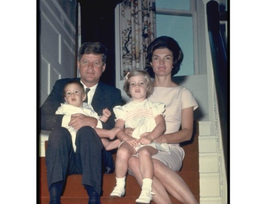 La pareja tuvo cuatro hijos de los que solo sobrevivieron Caroline Kennedy, John F. Kennedy Jr. Patrick Bouvier Kennedy (nació prematuro muriendo a los dos días de su nacimiento) y Arabella Kennedy (falleció antes de nacer)