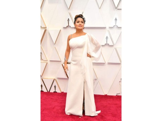 Con un vestido largo de color blanco, asistió a la alfombra roja de los Premios Óscar 2020.