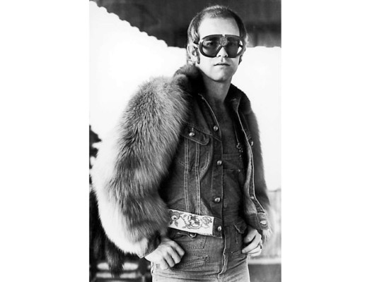 Desde siempre, las gafas han sido su obsesión. De hecho hace unos años dijo a la BBC que tenía una colección que alcanza los 250 mil pares<br/>