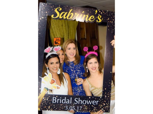 Alegre shower para Sabrina Mahchi