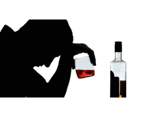 Tomar bebidas alcohólicas adulteradas, resulta extremadamente tóxico para el cuerpo. Los efectos se sienten entre los 30 minutos y las 72 horas después de haberlas consumido.