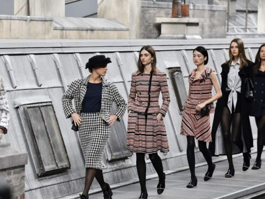 Un youtuber se infiltró en el desfile de Chanel en la Semana de la Moda de París. Gigi Hadid la detuvo antes de que llegara a más.