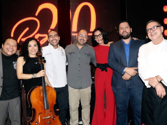 Leonardo Gonzáles, Shirley Paz, Jose Luis Escalante, Víctor Lacayo, Mandy Bermúdez, Marco Montoya, Erich Bondi en la celebración de los 20 años de Rojo (Fotos Hector Hernández)