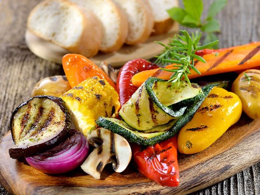 Vegetales a la parrilla. Bajos en caloría y altos en fibra y agua, los vegetales son un complemento ideal para los días de calor. Sírvelos asados a la parrilla , con unas gotas de aceite de oliva para sellar los sabores de los pimientos, cebollas, calabacín, berenjena y espárragos.