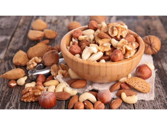 Compra frutos secos: Puedes elegir nueces entre otros frutos secos para cuando sientas hambre o algún antojo.