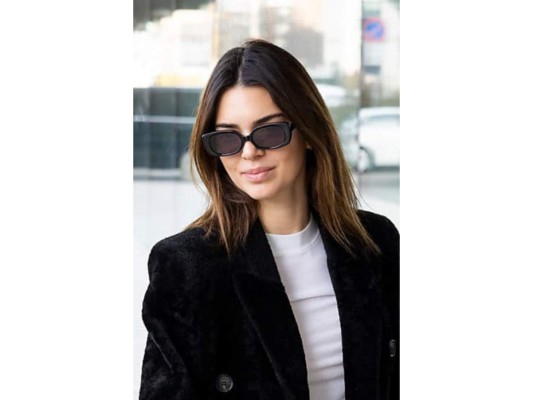 Los de siempre: los lentes negros jamás te van a fallar, puedes elegir unos grandes y extravagantes o unos más sencillos y pequeños, siempre te harán el favor de combinar a la perfección.