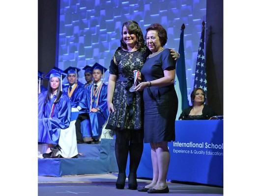 Emocionante noche de graduación de la International School