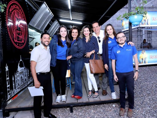 Razedick Beltrand, Sandra de Bueso, Gladis Guerrero, Suyapa Reyes, David Medina, Linda García, Luis Fernando Velásquez (fotografía: Hector Hernández)