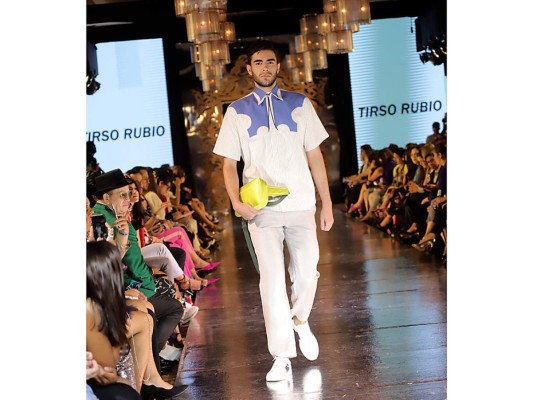 Tirso Rubio debuta en la pasarela de Estilo Moda con una ispiración de ¡Cowboy!