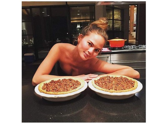 Chrissy Teigen horneó sweet potato streusel pies.