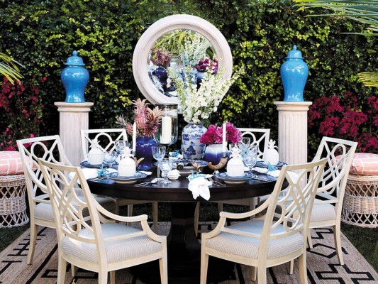No te limites simplemente a disponer unos sofás o un comedor, complementa los escenarios con coffee tables, mesas auxiliares, alfombras, lámparas y muchos cojines en tonos alegres incluyendo el ultra violet, el color del año. Incorpora candelabros, bases de porcelana y muchas flores en macetas brillantes para agregar dramatismo. Tu objetivo debe ser crear un lugar único donde la gente se sienta tan cómoda que no se quiera levantar. <br/>