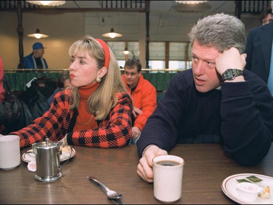 Perdonó la infidelidad de su esposo en 1998 cuando el reveló que había cometido adulterio con Monica Lewinsky, para evitar que este fuera destituido según AFP<br/>
