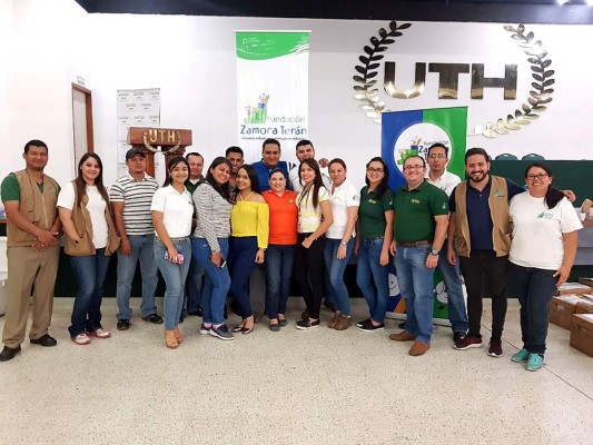 Todos los voluntarios colaboradores de Grupo LAFISE junto a la directora de Fundación Zamora Terán para Honduras, Licenciada Lesly Ramos