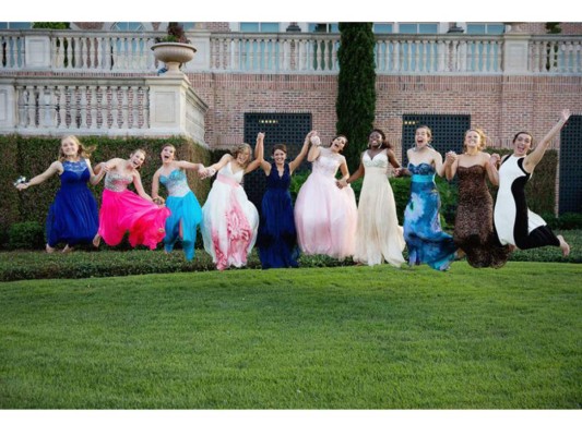 ¡Las poses perfectas para posar con tus amigos en la Prom!