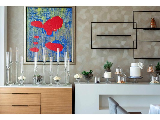 Candelabros de cristal, velas eternas, plantas de jardín y mini bouquets de rosas en perfecta sinfonía