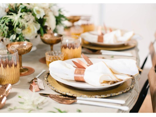 Cena de Nochebuena y Nochevieja, sabemos que buscas sorprender en estas dos ocasiones, las decoradores recomiendan ser tradicional con la primera<br/> y en la segunda procurar dar un toque innovador, en este caso el bronce y blanco pueden ser tus acompañantes para tu cena de Navidad