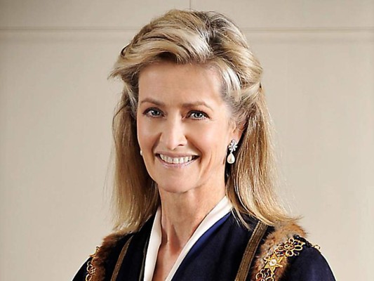Lady Penny Brabourne. Felipe y Lady Jenny se conocieron en un partido de polo donde participaba el Duque de Edimburgo entonces de 55 años y ella de 22. Poco tiempo después Lady Penny se casó con Lord Brabournem pero el matrimonio no prosperó. Fue cuando la relación entre Felipe y Lady Penny fue afianzándose al punto de convertirse en amantes.