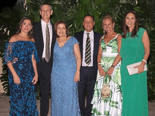 Eduardo Interiano y Lucía Chicas celebran boda a la orilla del mar   