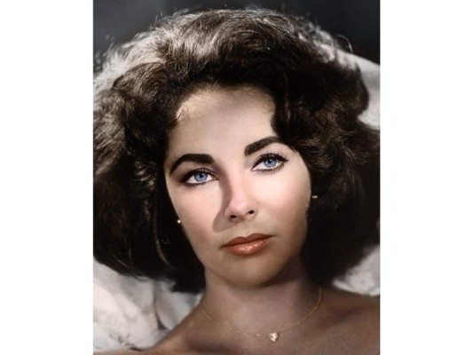 Elizabeth Taylor era famosa por sus ojos de color violeta