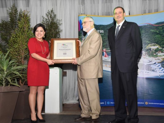 Sir Salvador Moncada recibe un reconocimiento por parte de Christa Castro ministra de Comunicaciones y Juan Carlos Sikaffy presidente del COHEP
