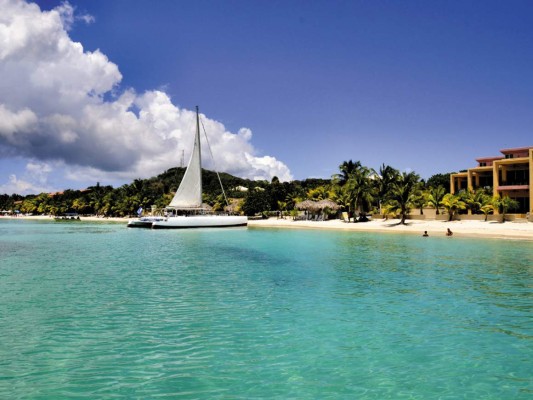 Everybody loves Roatán<br/>La belleza de la mayor de las Islas de la Bahía dejó de ser un secreto y la convierte en un desti-no imperdible en 2016. Nadar con los del-fines, paseos en kayak, avistamientos del tiburón ballena, tours en bicicletas y al parque acuático Cayman Turtle Farm y todos los water sports que puedas imaginar están aquí.<br/>