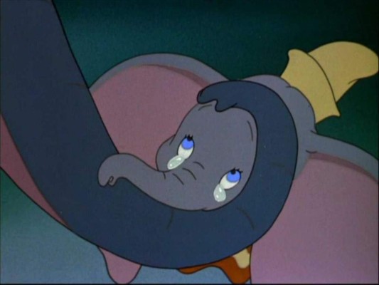 1. Dumbo<br/>Imagina que encarcelan a tu mamá por defenderte, pobre Dumbo. La escena donde Jumbo alcanza al pequeño con su trompa, lo comienza a mecer mientras lloran y suena 'Hijo del corazón' de fondo es desgarradora.