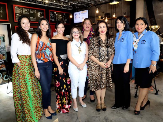 Pamie y Nan Marinakys, Adriana Callejas, Mabel Galeano, Mate Canahuati, Carolina de Canahuati, Dina Kafati y Dina Colindres (fotografía: Hector Hernádez)