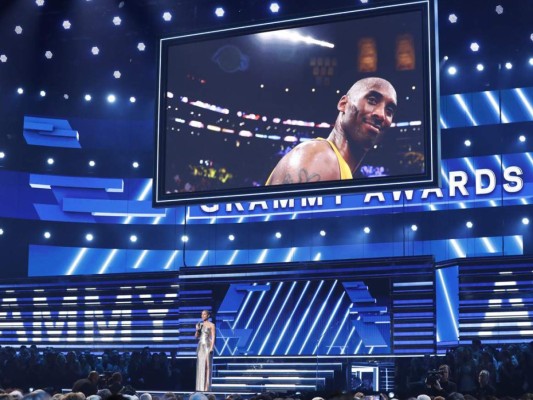 'Estamos literalmente parados aquí con el corazón roto en la casa que construyó Kobe Bryant'. la anfitriona Alicia Keys rinde homenaje al recién fallecido Kobe Bryant, su hija y su familia durante su monólogo de apertura en los Grammy