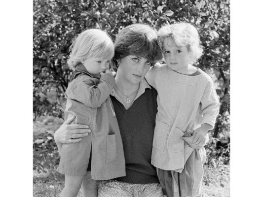 Lady Di siempre tuvo mucho cariño hacia los niños y trabajó en un kindergarten durante su juventud antes de salir con el príncipe Carlos.
