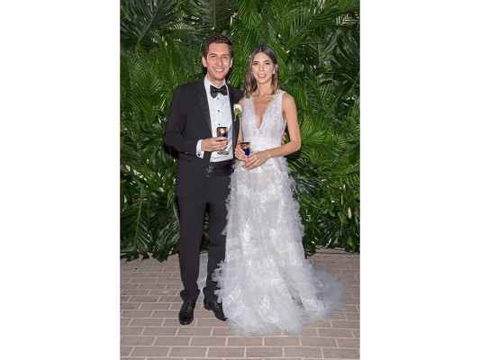 Eduardo Interiano y Lucía Chicas celebran boda a la orilla del mar   