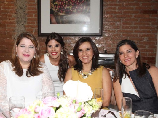Alegre shower para María José Welchez  