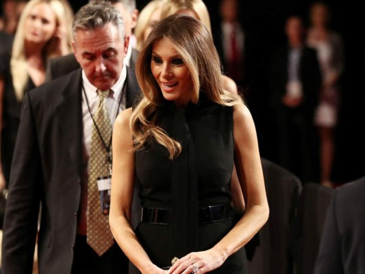 Lady in black, otra de sus firmas predilectas es Ralph Lauren, este diseño de la firma fue el que vistió durante uno de los últimos debate presidenciales en Las Vegas