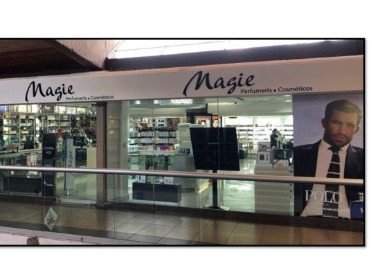 En 1974, con el propósito de atender de una mejor manera a los clientes se dio<br/>apertura a la tienda Magie en el Centro Comercial Prisa, ocho años más tarde<br/>se trasladó a uno de los mejores centros comerciales de Tegucigalpa en Los Castaños, situado en el Boulevard Morazán, un sitio estratégico y con modernas instalaciones<br/><br/>
