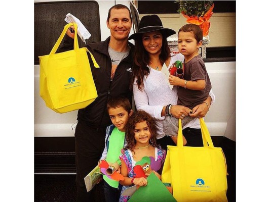 Mathew McConaughey junto a su esposa Camila Alves entregaron comida acompañados por sus hijos