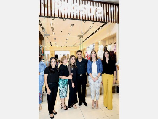 Reizel Vilorio, Joseline Cartagena, Gabriel Castillo, Pamela Cruz y Paola Chinchilla durante la apertura de Palestra (fotos: Hector Hernández)