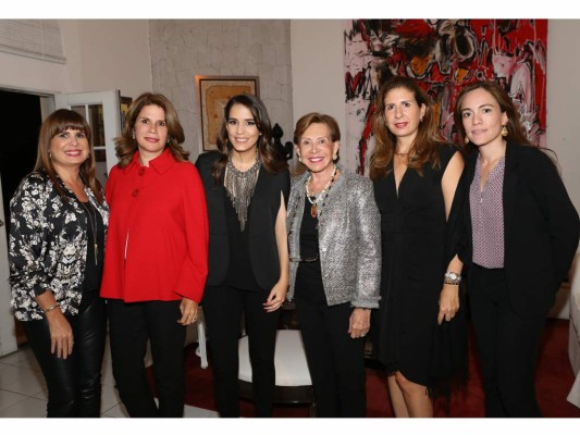 Elzette Casanova, Patty Casanova, Iradela Álvarez, Sonia Maduro y Gigi Membreño