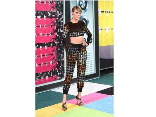 Taylor Swift vistiendo un crop top bajo la firma de Ashish y zapatos Christian Louboutin