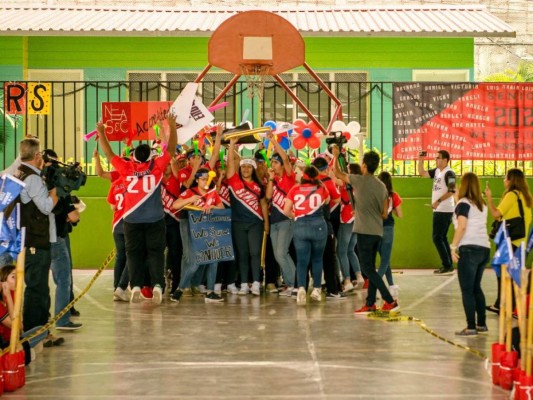 Los Seniors de Dowal School hacen su increible entrada