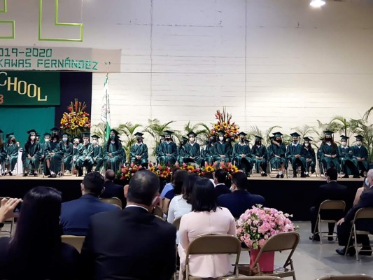 Los actos de graduación se realizaron en el gimnasio de la escuela