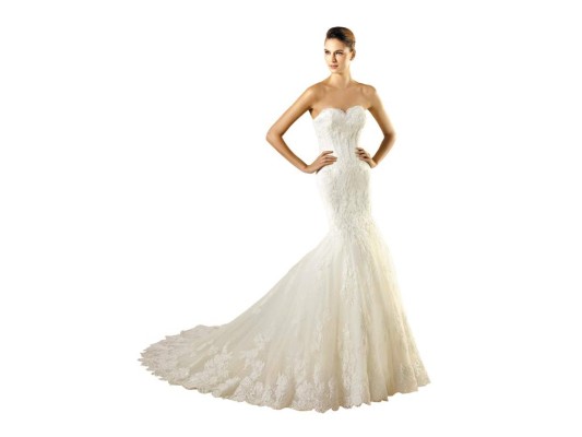 Diseño strapless con escote en forma de corazón y faldas bordadas en encaje resultan perfectos para esta temática.