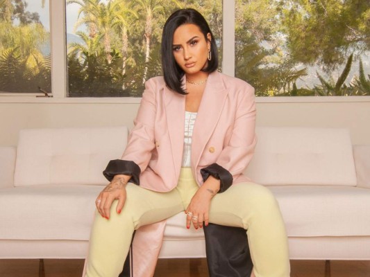 El mundo del espectáculo ofrece una plataforma en la que los artistas pueden expresarse y llevar su obra al mundo, sin embargo, poner tanta presión sobre ellos también lleva un costo. Demi Lovato es un ejemplo de ello. Desde sus primeras apariciones en programas infantiles demostró tener un gran talento y futuro en la industria, además de una voz única y un gran carisma. Su carrera ha estado marcada tanto por sus mayores éxitos y el amor de sus fans como sus luchas contra las drogas y las enfermedades mentales. Estos son algunos momentos que han definido su carrera.