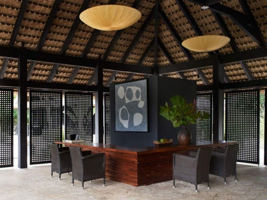 En el pabellón principal y bajo un techo de gran altura, para refrescar el ambiente, se dispuso el bar y otra de las áreas de entretenimiento de la casa