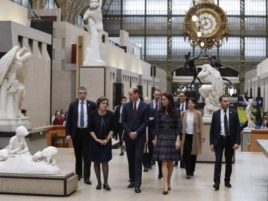 La agenda también incluyó una visita guíada por el Museo de Orsay donde Kate y William apreciaron las obras de diversos pintores impresionistas que viajarán proximamente a Londres en una exposición especial