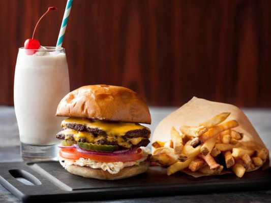 Puedes encontrar hamburguesas de carne vacuna, porcina o de pescado. Hasta de varias opciones veganas y artesanales, las hamburguesas son las favoritas en todo el mundo.