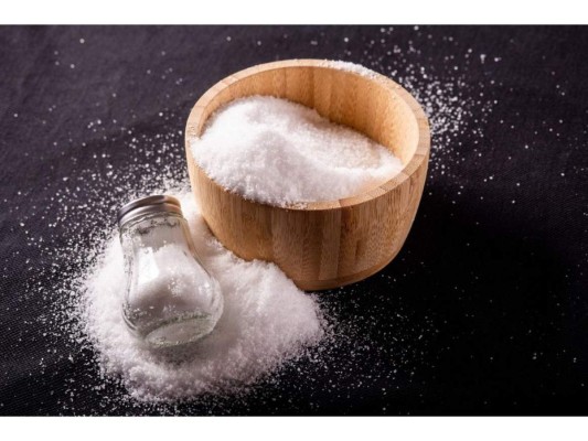 Sal<br/>Es la culpable de las arruguitas alrededor de los ojos, bolsas y ojeras. Ocasiona que nuestra presión arterial sea alta, lo que también debilita la piel al afectar el colágeno.<br/>