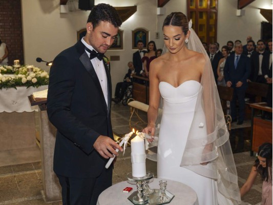 Constantino Barletta y Rebecca Bendeck, al momento de encender la vela que simboliza la unión de sus vidas en uno solo mediante el sagrado vinculo del matrimonio y el inicio de un proyecto de vida en común.