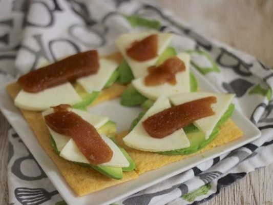 Postre de membrillo, aguacate y mango: <br/><br/>Se necesitan 40 gramos de membrillo, una vez cocido el membrillo, se introducen 120g de mango y 30g de aguacate en el vaso de la batidora y se trituran bien<br/><br/> Añadir una pequeña cantidad del agua de cocción del membrillo para mejorar la textura