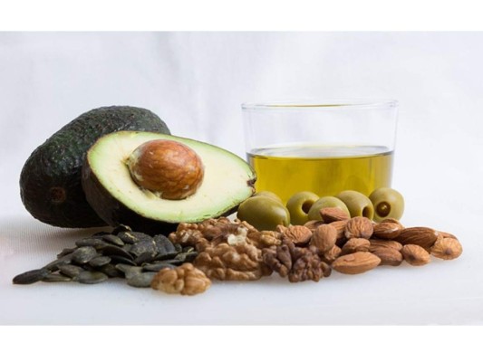 Grasas vegetales<br/>Verás cómo tu estado de ánimo mejora una vez que empieces a ingerir alimentos ricos en grasa como las aceitunas, aguacate, frutos secos, semillas y aceites vegetales como el de coco y oliva.<br/>